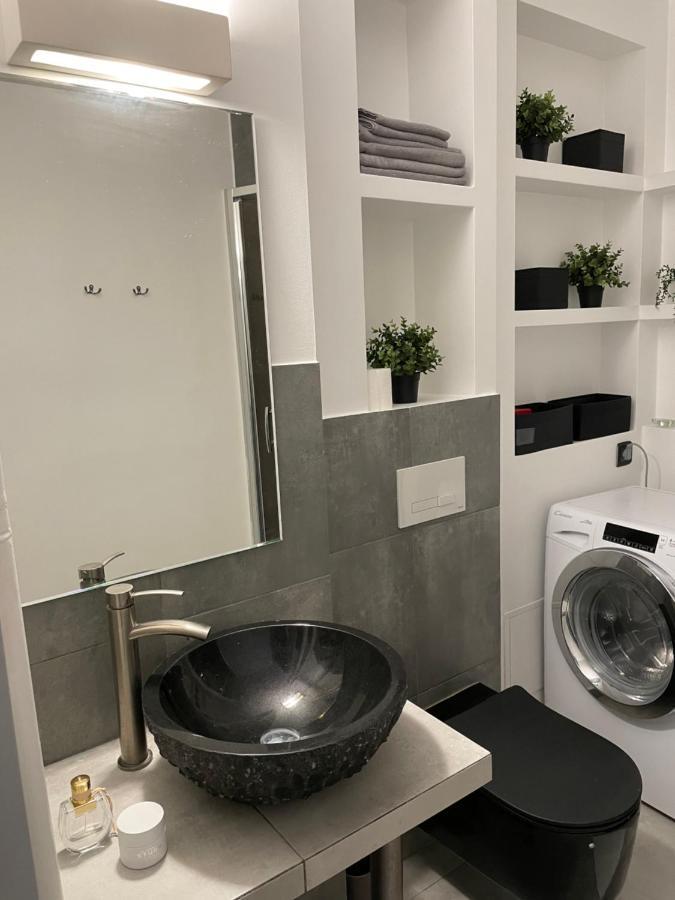Grey Gucci Apartment City Center Varsovie Extérieur photo